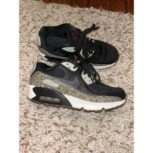 Nike Air Max 90 SE GS Youth 5Y Black “Grind” – Clean, Stylish Sneakers